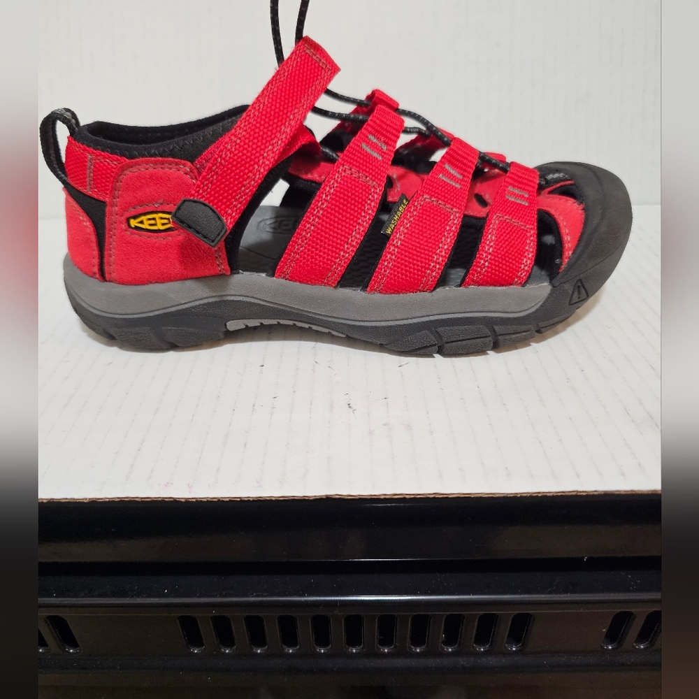 Keen Big Kids Newport H2 Sandal Ribbon Red Gargoyle Sz 4 Hiking Water